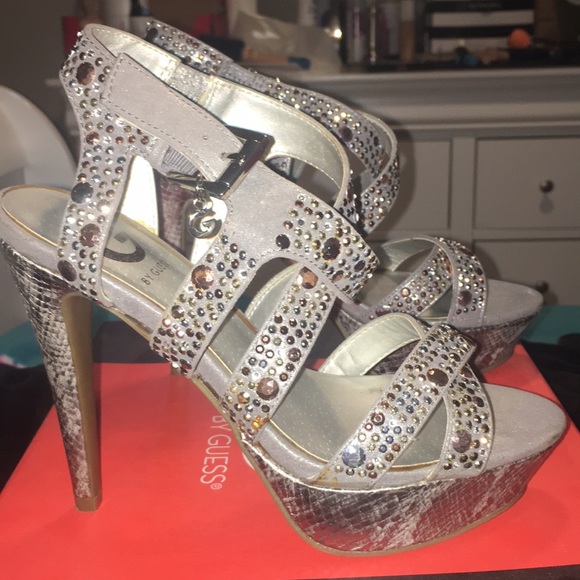 Guess size 6 sandals - Picture 2 of 4